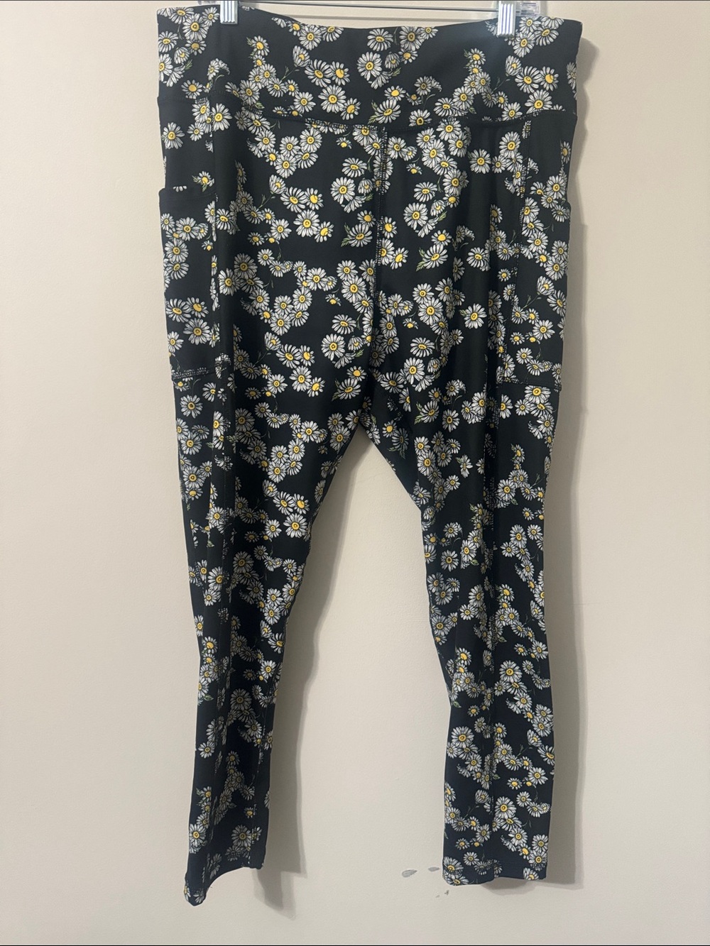 Cato Black Leggings with White & Yellow Daisy Print